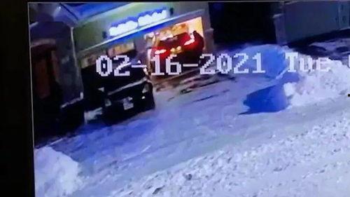 在线视频尾随车库,车库监控下的神秘追踪  第3张
